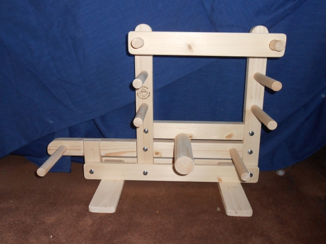 Kleiner Webrahmen vor neutralem Hintergrund